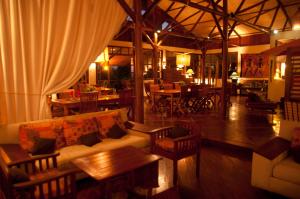 迭戈苏瓦雷斯Nature Lodge的客厅配有沙发、椅子和桌子