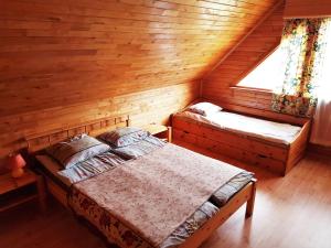 Tīnūži维苏那木斯巴斯旅馆的小木屋内一间卧室,配有两张床