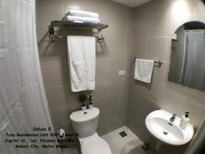 马尼拉Jazz Makati Luxury Apartment的一间带卫生间和水槽的浴室