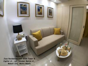 马尼拉Jazz Makati Luxury Apartment的带沙发和桌子的小客厅
