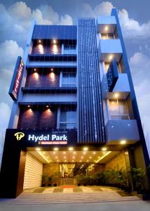 钦奈The Hydel Park - Business Class Hotel - Near Central Railway Station的一座建筑前面有一个现代公园