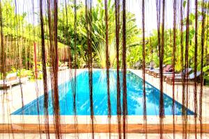 马德望梅森韩寺酒店的透过围栏可欣赏到游泳池的景色