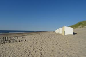 东卡佩勒Wondergem的沙滩上有白色的建筑