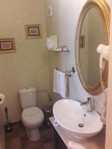 布加勒斯特摩纳哥精品酒店的一间带水槽、卫生间和镜子的浴室