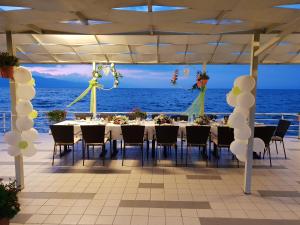 波格拉德茨千禧酒店的一张在海滩上为婚礼准备的桌子