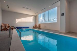 圣路易斯波托西Microtel Inn & Suites by Wyndham San Luis Potosi的大楼内一个带大屏幕的游泳池