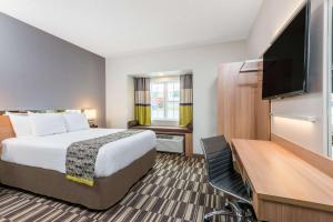Microtel Inn & Suites by Wyndham New Martinsville客房内的一张或多张床位