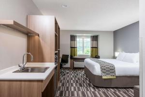 Microtel Inn & Suites by Wyndham New Martinsville的厨房或小厨房