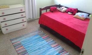 梅洛Leohome的卧室配有粉红色的床,上面有两只填充动物