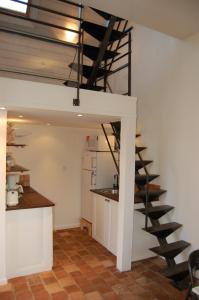 阿姆博斯La Vallière en Vue - gîte avec sauna的一间厨房,在房间内有螺旋楼梯