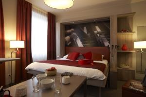 维也纳维也纳市阿德吉奥公寓式酒店的酒店客房配有一张床铺和一张桌子。