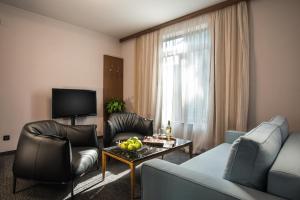 旧扎戈拉Uniqato Hotel的客厅配有沙发、椅子和桌子