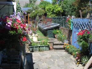 彼得斯菲尔德Perfect for Petersfield B&B的鲜花和蓝色围栏的花园