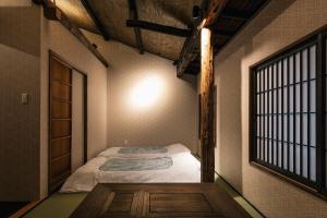 京都京都叶月宾馆的小房间设有床和窗户