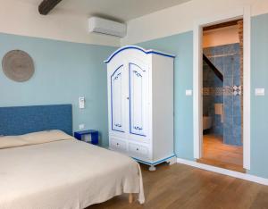 里奥马哲雷Orto al Mare Room Rental的一间卧室配有一张床,浴室设有淋浴。