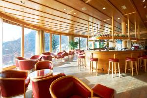 奥瓦伦纳茨德斯巴恩斯欧文容阿泽酒店的餐厅设有山景酒吧