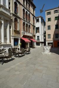 威尼斯凤凰公寓式酒店的庭院设有桌椅和建筑