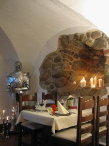格洛韦施比克城堡酒店的一张带蜡烛和石墙的餐桌