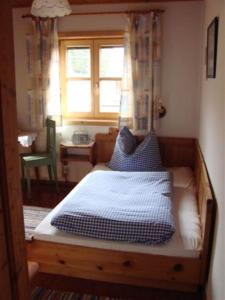 布利克森塔勒Bergpension Zinting的一间卧室配有一张带蓝色枕头的床。