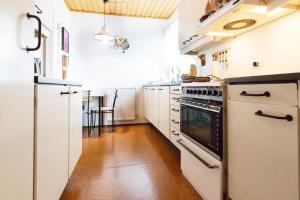 GarðabærGreenKey House B49的厨房配有白色橱柜和炉灶。