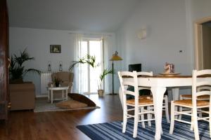 Trezzo TinellaB&B Mario & Mario的客厅配有白色的桌子和椅子