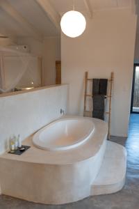 侯斯普瑞特Unembeza Boutique Lodge & Spa的一间大浴室,内设一个大浴缸