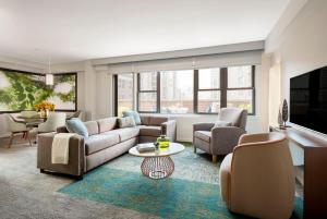 The Gardens Sonesta ES Suites New York的休息区