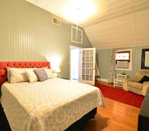 克里斯琴斯特德Historic Apartment in the Heart of Christiansted的一间卧室配有一张大床和红色床头板