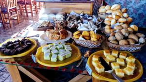 坎波斯杜若尔当松鼠旅馆的一张桌子,上面摆放着各种面包和糕点