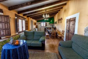耶克拉卡萨乡村伊尔拉诺金塔尼利亚酒店的客厅配有绿色沙发和桌子