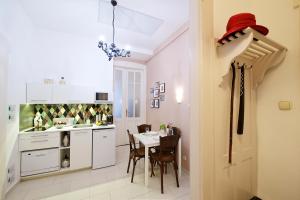 布达佩斯绿门家庭公寓的厨房、带桌子的用餐室以及带厨房的房间