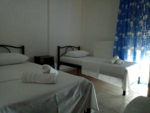 弗洛伊塔Labrini's House的酒店客房设有两张床和窗户。