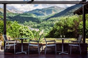 艾里拉瓦尔普拉萨旅馆的桌椅,享有山景