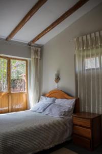 乌鲁班巴Eco Lodge Los Perales-Urubamba的一间卧室设有一张床和一个窗口