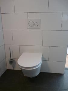 阿尔梅勒Bij Paul in Almere的白色瓷砖浴室内的白色卫生间