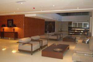 罗萨里奥德拉西堤酒店的带沙发和桌子的大型客厅