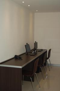 罗萨里奥德拉西堤酒店的一个带书桌的办公隔间,里面装有两台电脑