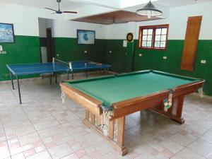 巴拉-沙希Casa em condomínio的绿墙客房内的两张乒乓球桌