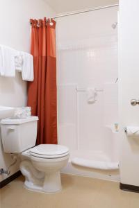卡萨格兰德Siegel Select Casa Grande的一间带卫生间和淋浴的浴室