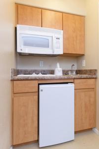 卡萨格兰德Siegel Select Casa Grande的厨房配有微波炉和冰箱。
