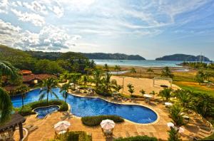 赫拉多拉Los Suenos Resort Veranda 5A by Stay in CR的享有带游泳池的度假村的空中景致