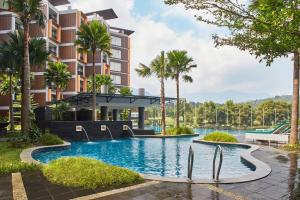 茂物ASTON Sentul Lake Resort & Conference Center的棕榈树度假村游泳池的图片