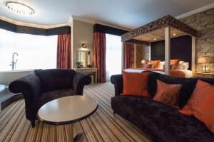 福克斯通贝斯特韦斯特Plus伯灵顿酒店的客厅配有2张沙发和1张床