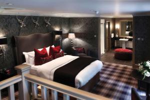 东基尔布赖德埃格林顿阿姆斯贝斯特韦斯特酒店的酒店客房设有一张大床和一间浴室。