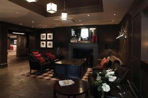 东基尔布赖德埃格林顿阿姆斯贝斯特韦斯特酒店的带沙发和壁炉的客厅