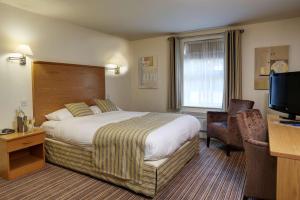 Best Western Plus Sheffield Mosborough Hall Hotel客房内的一张或多张床位