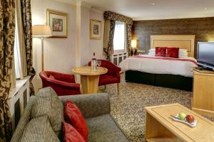 弗罗德舍姆Best Western Frodsham Forest Hills Hotel的酒店客房设有床和客厅。
