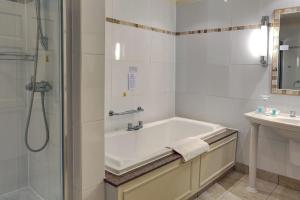 弗罗德舍姆Best Western Frodsham Forest Hills Hotel的带浴缸和盥洗盆的浴室