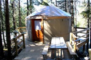 惠斯勒河畔度假酒店的木制甲板上的圆顶帐篷