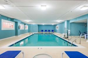 大洋城Howard Johnson Plaza by Wyndham Ocean City Oceanfront的蓝色墙壁的房间内的游泳池